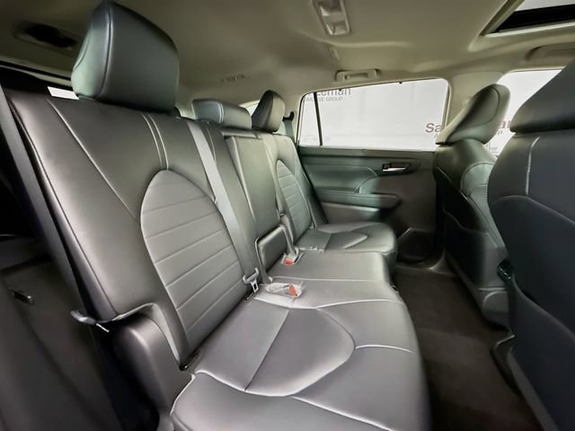 Used 2023 Toyota Highlander XLE image 29