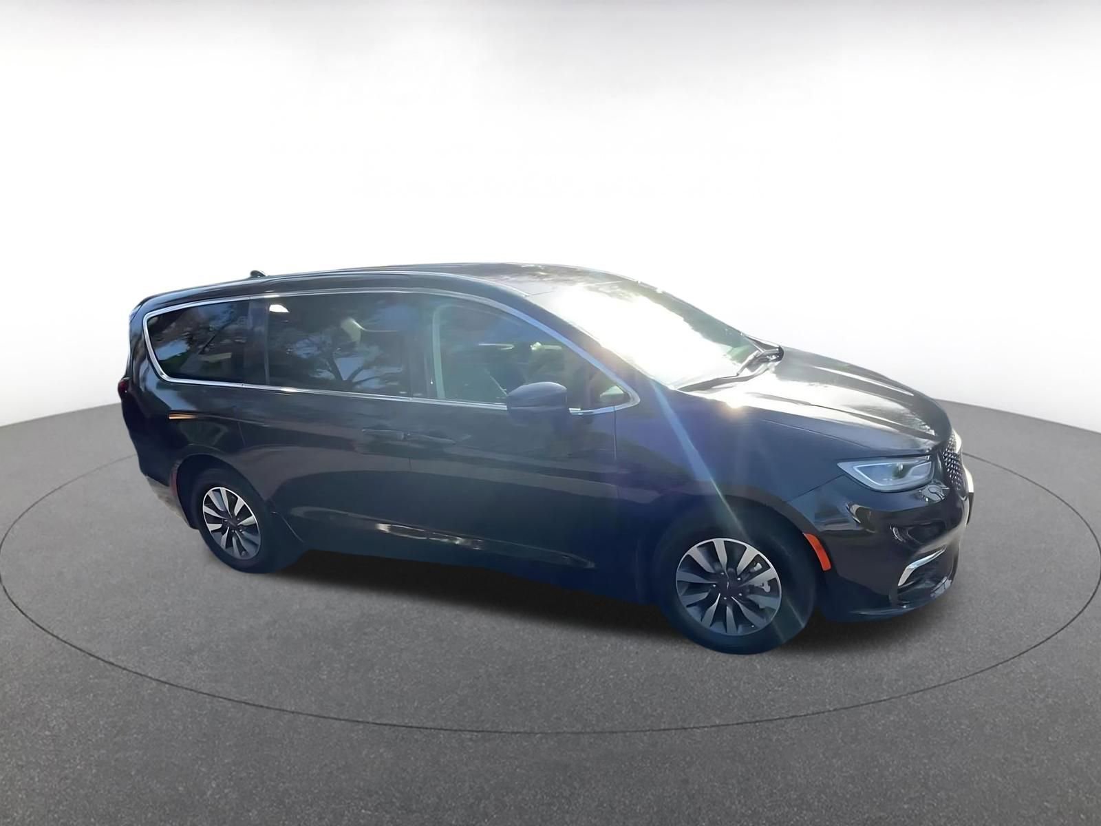 Used 2023 Chrysler Pacifica Touring-L FWD image 2