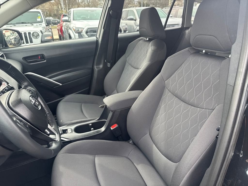 Used 2025 Toyota Corolla Cross LE w/ Moonroof Package image 15