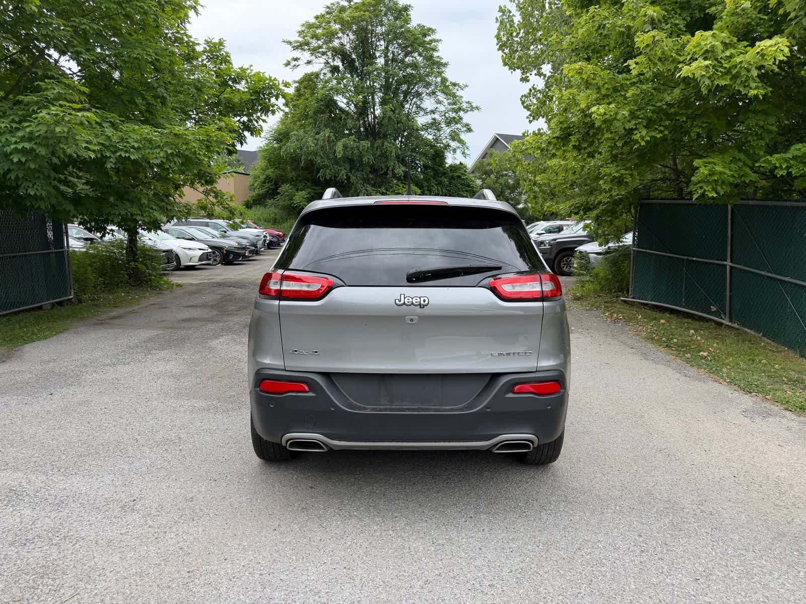 Used 2016 Jeep Cherokee Limited w/ Luxury Group AWD/4WD image 5