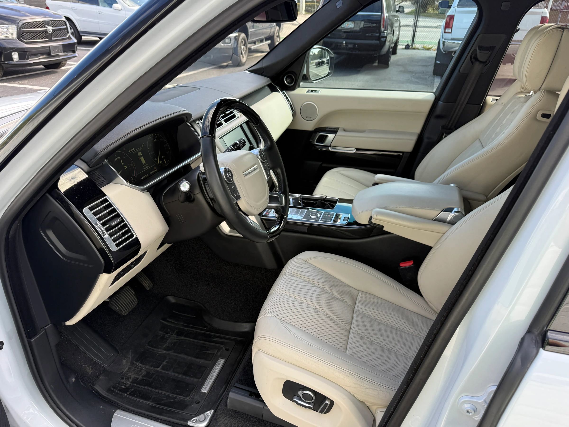 Used 2016 Land Rover Range Rover HSE image 17