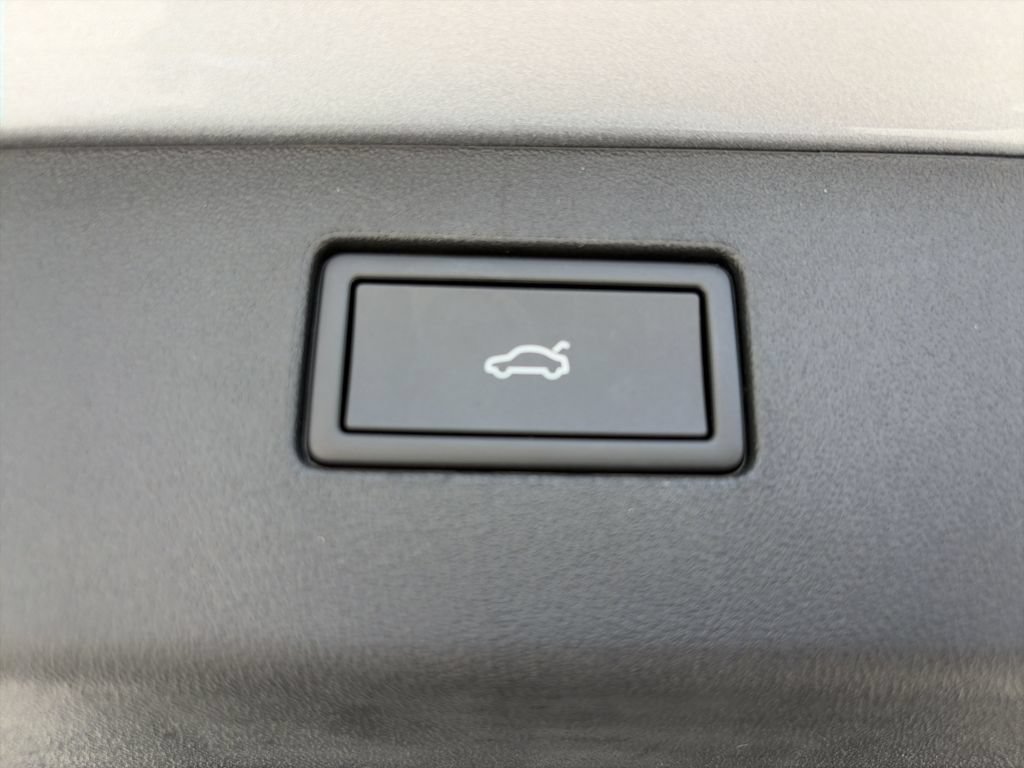 Used 2025 Volkswagen Tiguan SE FWD image 26