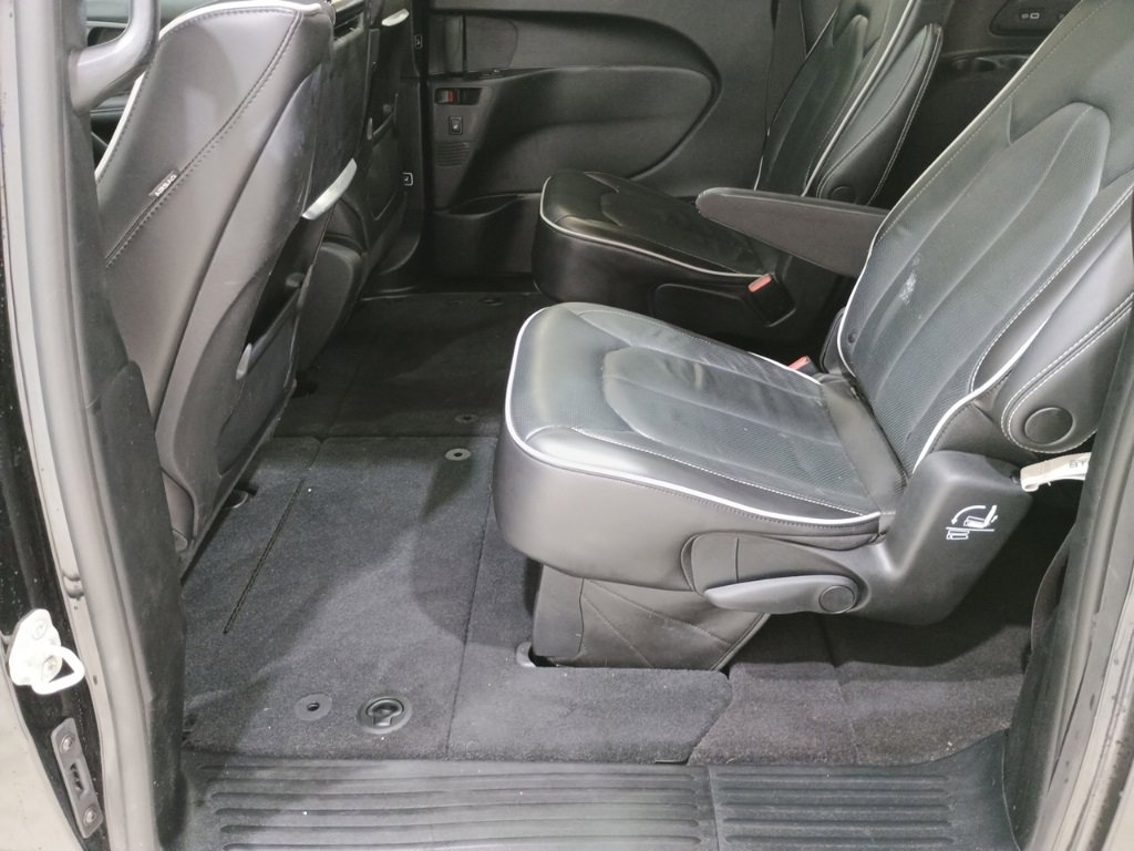 Used 2023 Chrysler Pacifica Limited w/ Uconnect Theater Family Group image 38