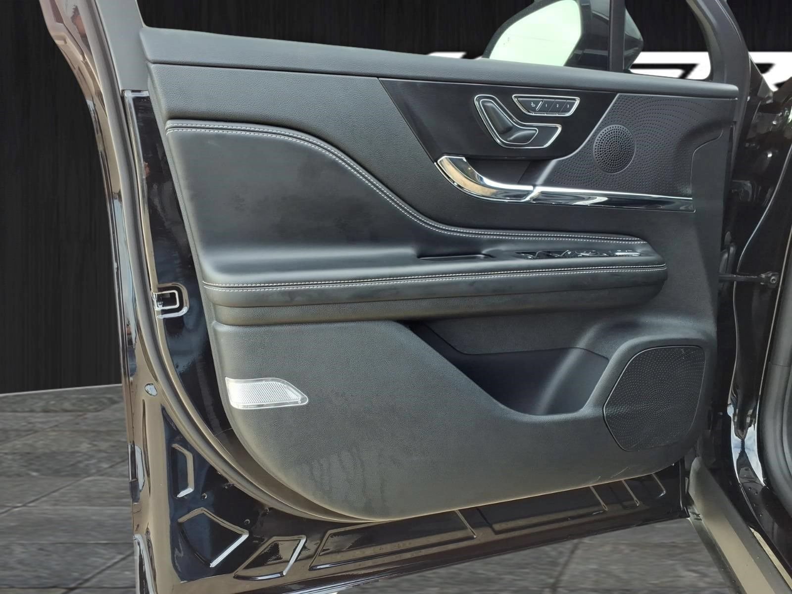 Used 2025 Lincoln Corsair Reserve AWD/4WD image 24