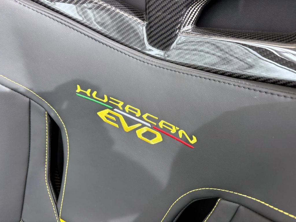 Used 2024 Lamborghini Huracan EVO image 25
