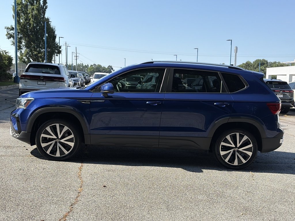 Used 2022 Volkswagen Taos SE FWD image 2