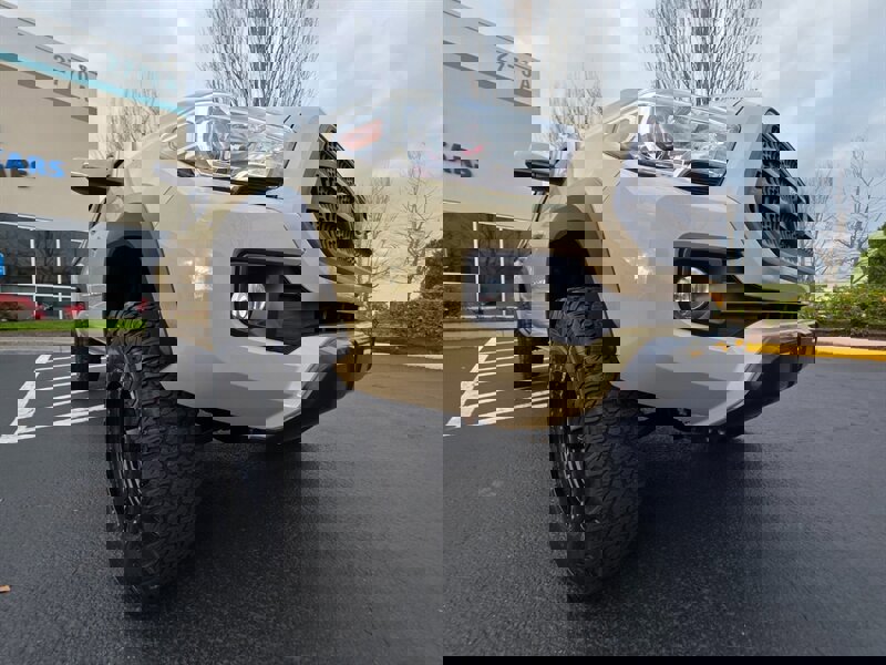 Used 2017 Toyota Tacoma TRD Off-Road image 9