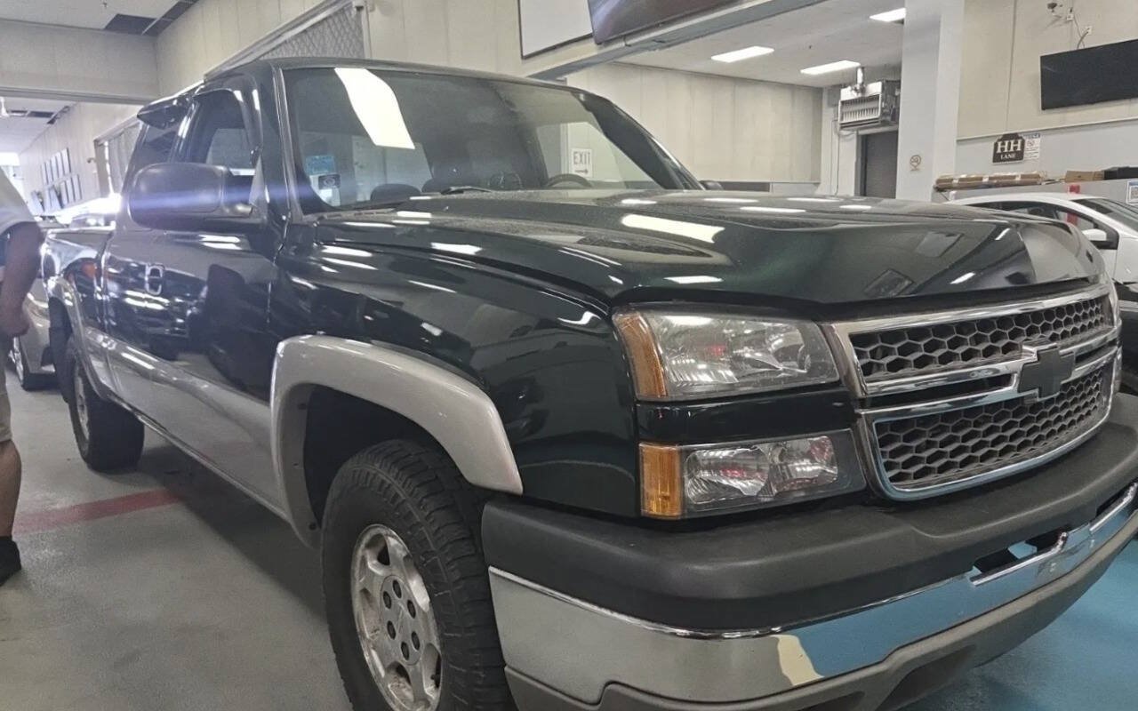 Used 2004 Chevrolet Silverado 1500 4x4 Extended Cab w/ Light Duty Power Package image 1