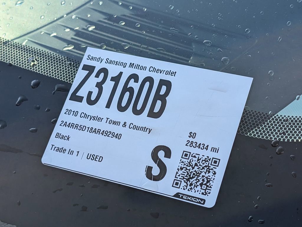 Used 2010 Chrysler Town & Country Touring image 7