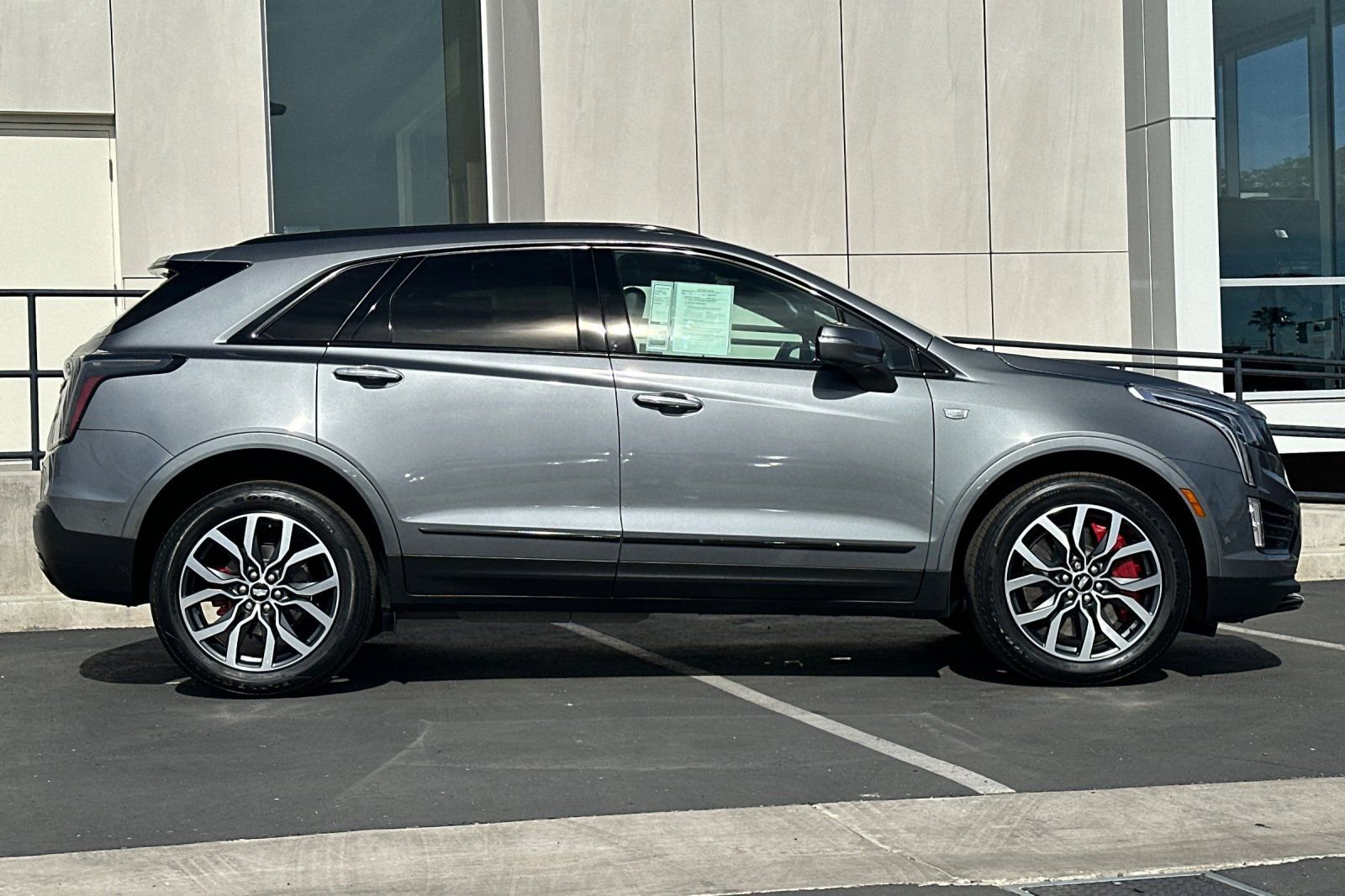 Used 2022 Cadillac XT5 Sportv w/ LPO, ONYX Package image 2