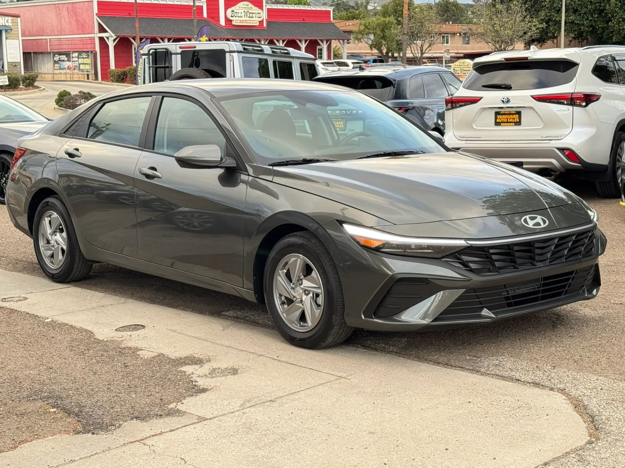 Used 2025 Hyundai Elantra SE FWD image 2