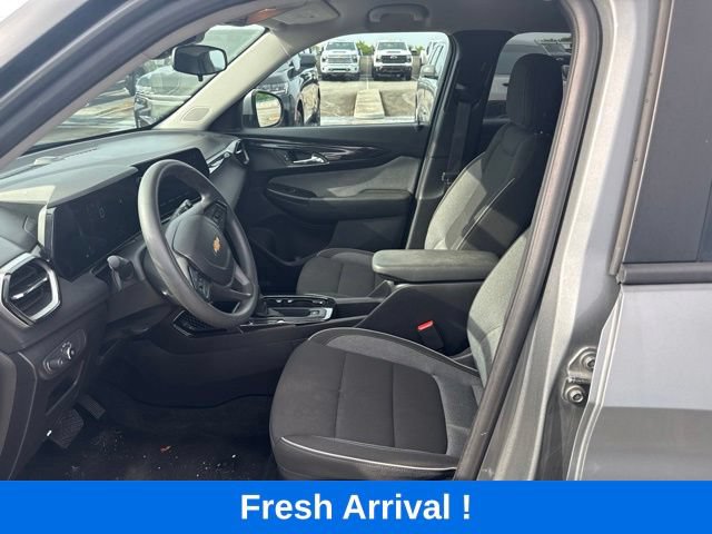 Used 2025 Chevrolet TrailBlazer LT FWD image 2