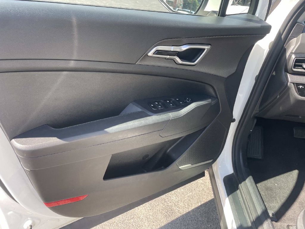 Used 2025 Kia Sportage LX AWD/4WD image 17