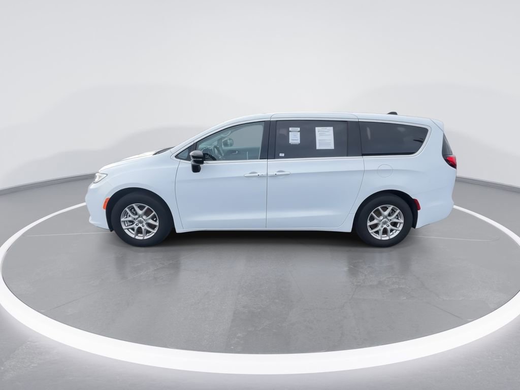 Used 2024 Chrysler Pacifica Touring-L FWD image 5