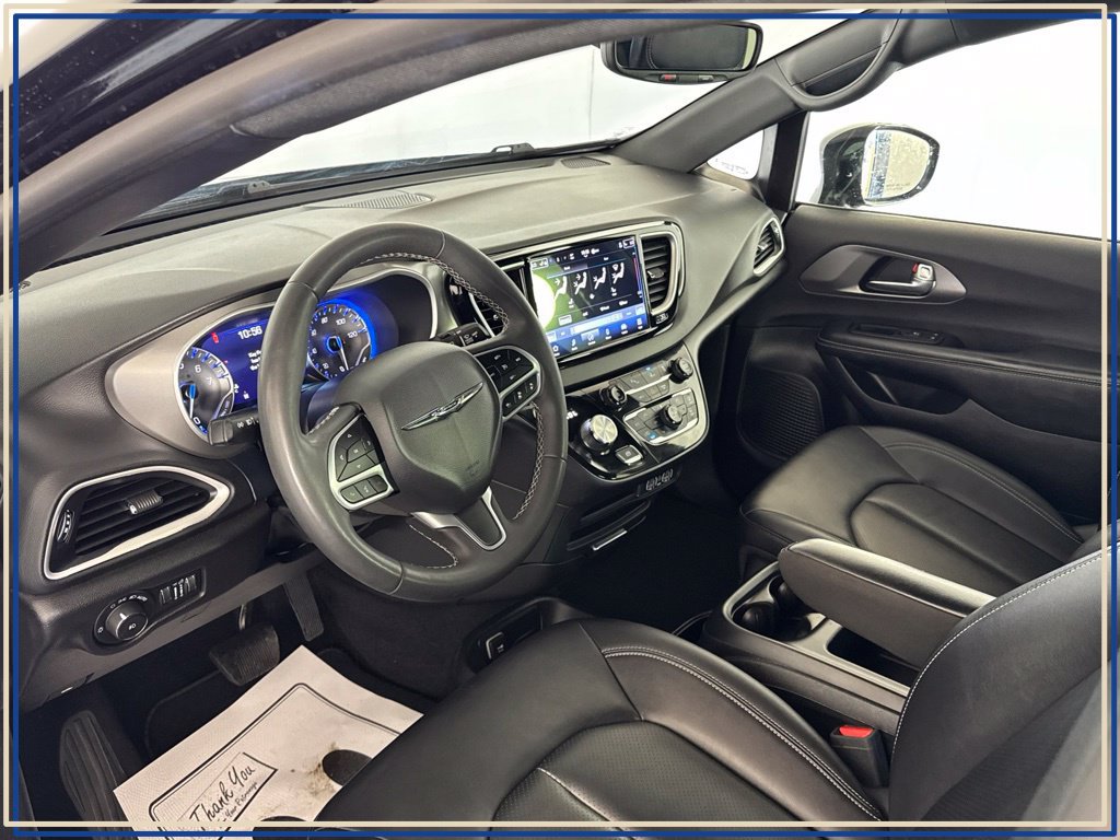 Certified 2025 Chrysler Pacifica Select FWD image 17