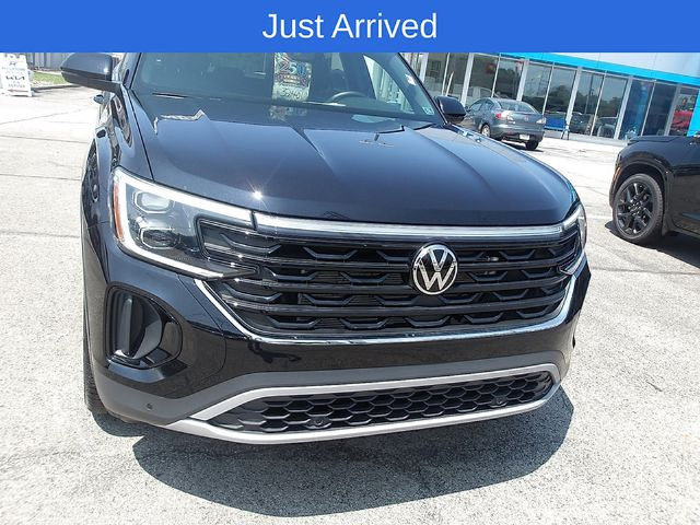 Used 2025 Volkswagen Atlas Cross Sport SE AWD/4WD image 2