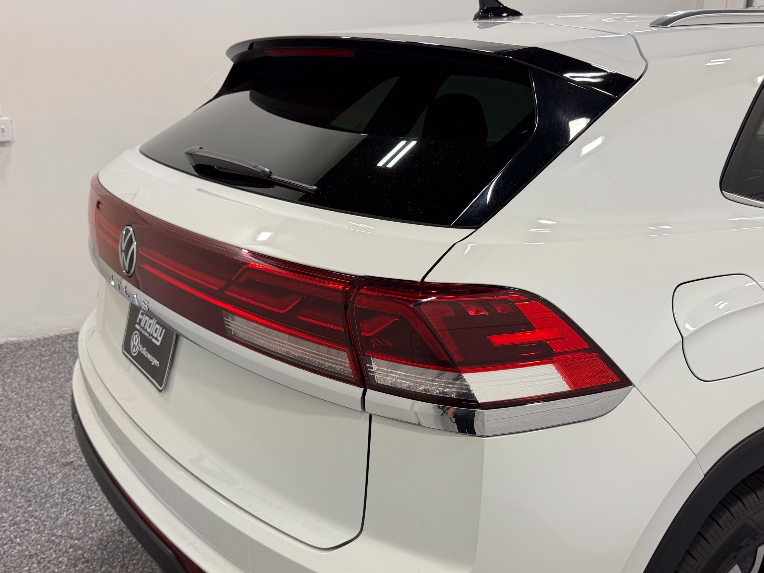 Certified 2024 Volkswagen Atlas Cross Sport SE FWD image 17