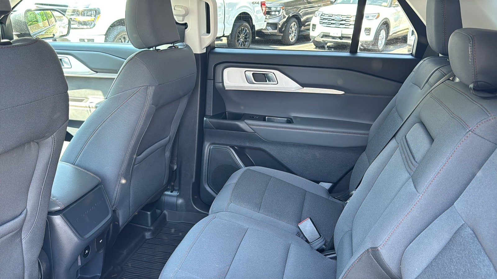 Used 2025 Ford Explorer Active AWD/4WD image 29