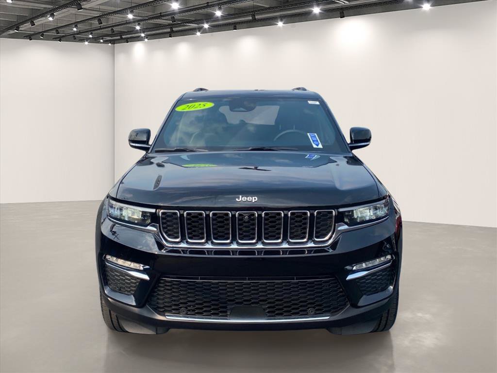 Used 2025 Jeep Grand Cherokee Limited w/ Luxury Tech Group II AWD/4WD image 2