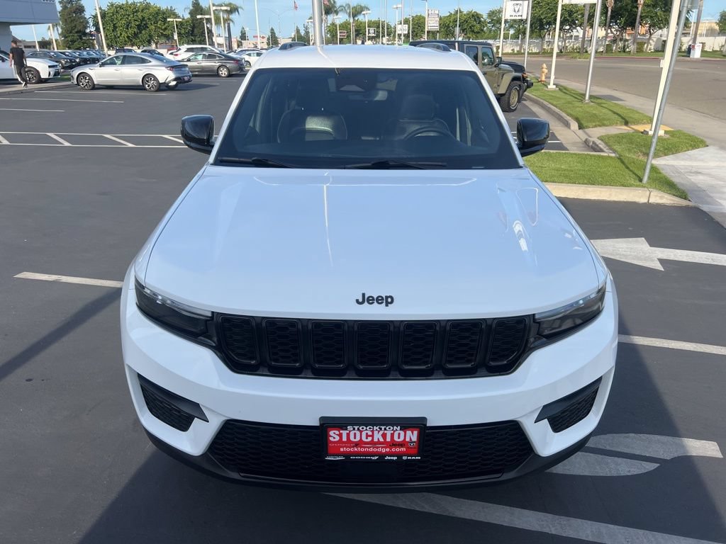 Used 2024 Jeep Grand Cherokee Altitude RWD image 9
