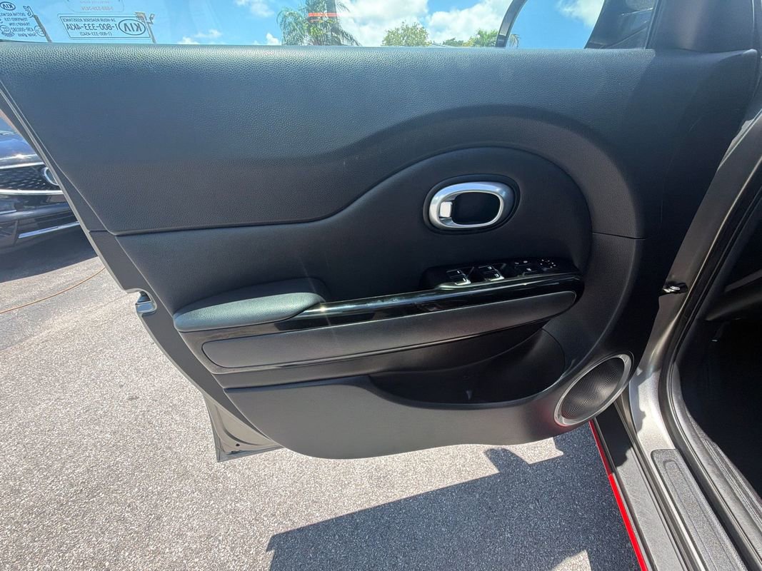 Used 2017 Kia Soul ! FWD image 8