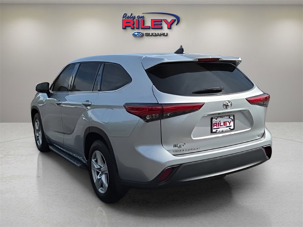 Used 2022 Toyota Highlander LE image 3