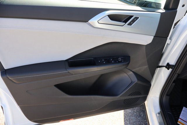 Certified 2025 Volkswagen Taos SE image 10