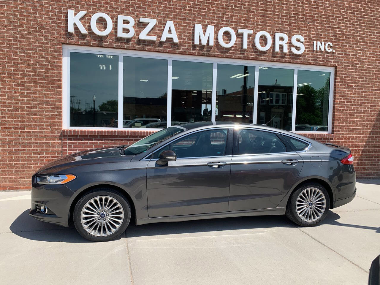 Used 2016 Ford Fusion Titanium image 1