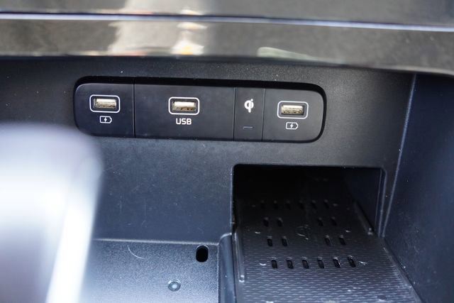 Used 2023 Kia Carnival EX image 29