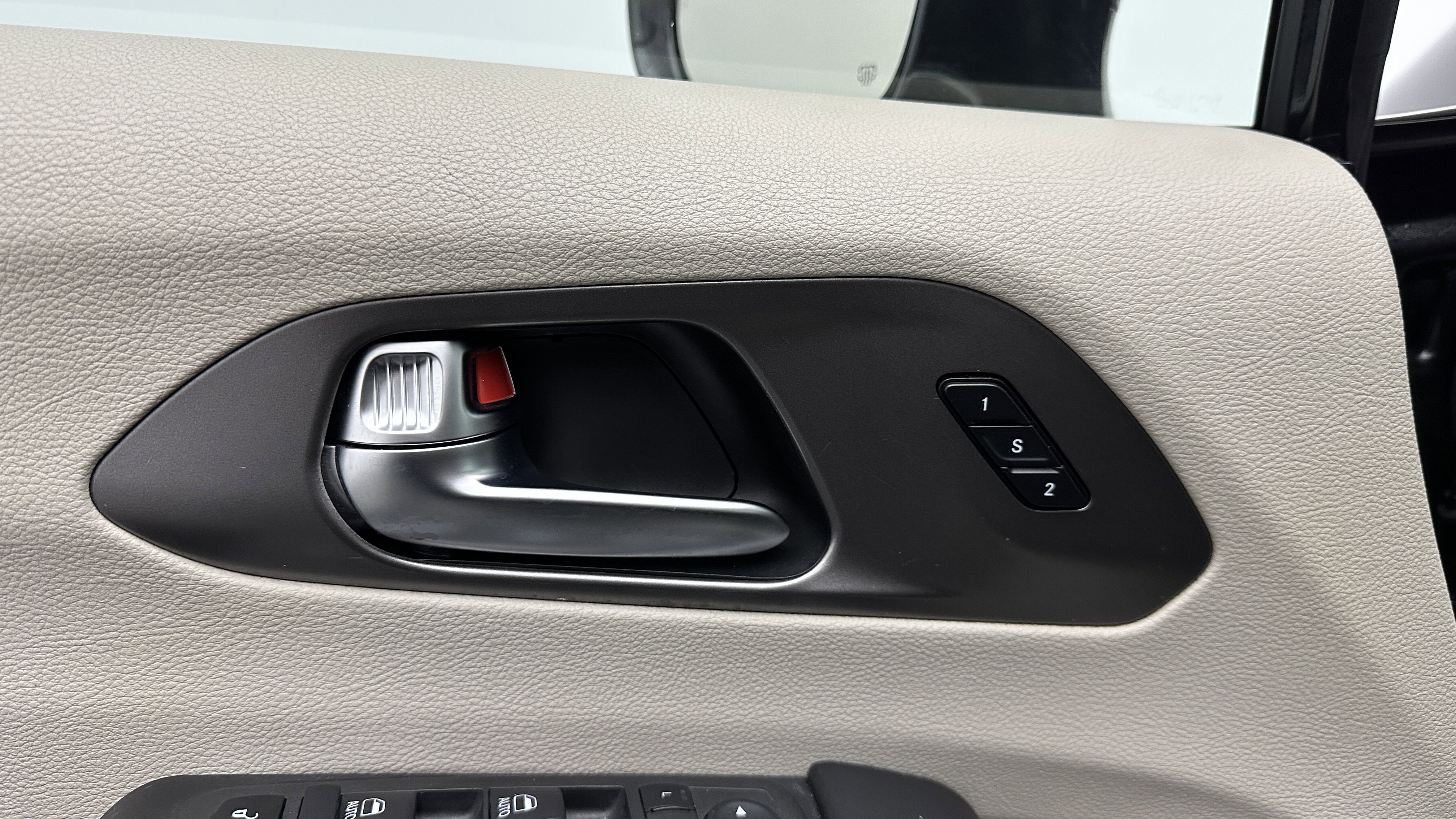 Used 2022 Chrysler Pacifica Touring-L w/ Uconnect Theater Family Group image 12