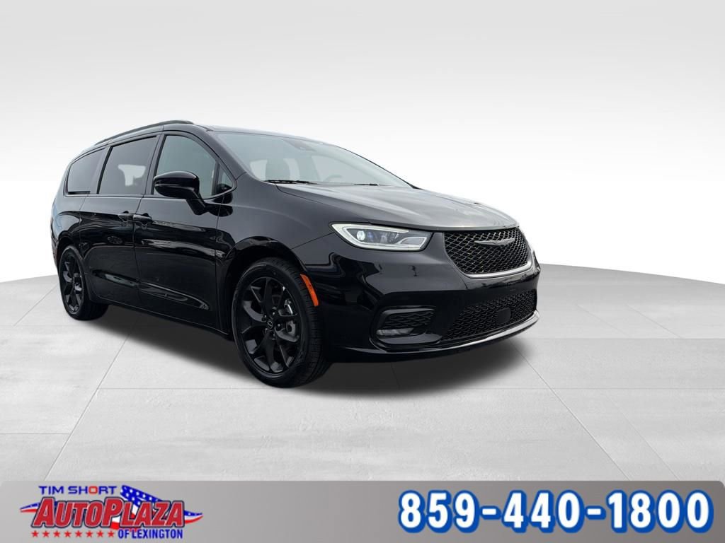 Used 2025 Chrysler Pacifica Limited image 8