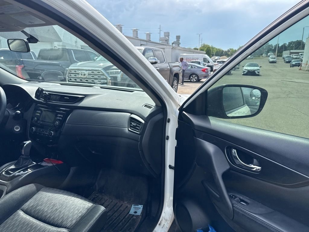 Used 2017 Nissan Rogue S AWD/4WD image 18