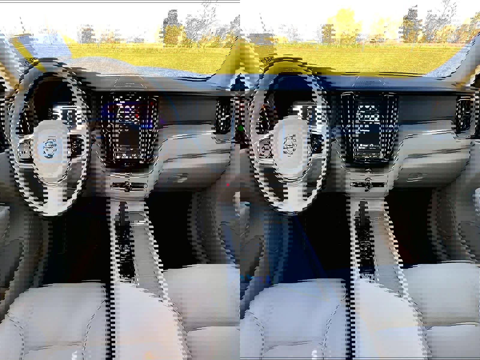 Used 2025 Volvo XC60 T8 Plus w/ Protection Package Premier image 18