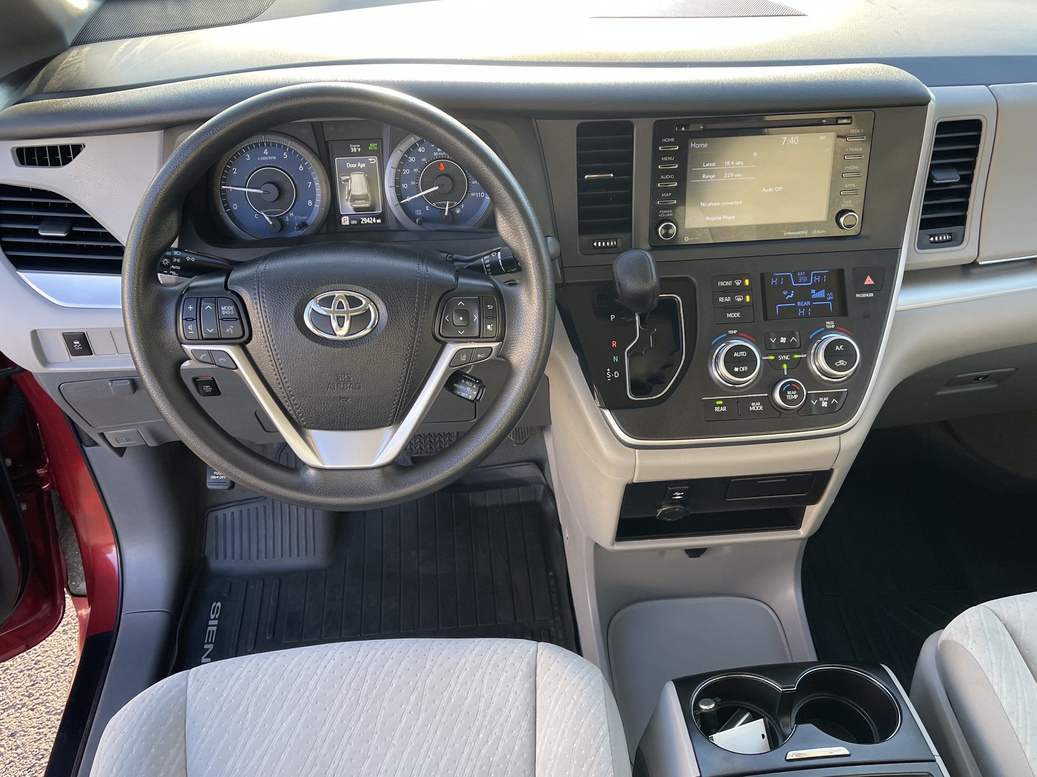 Used 2020 Toyota Sienna LE w/ LE Preferred Package FWD image 11