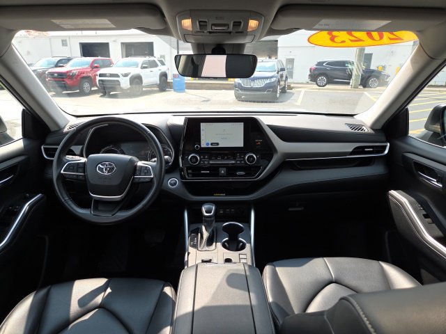 Used 2023 Toyota Highlander XLE AWD/4WD image 22