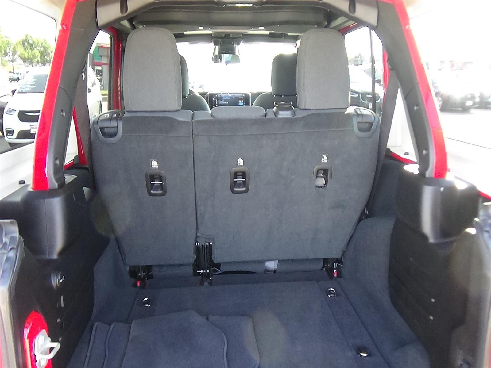 Certified 2025 Jeep Wrangler Unlimited Rubicon w/ Convenience Group AWD/4WD image 11