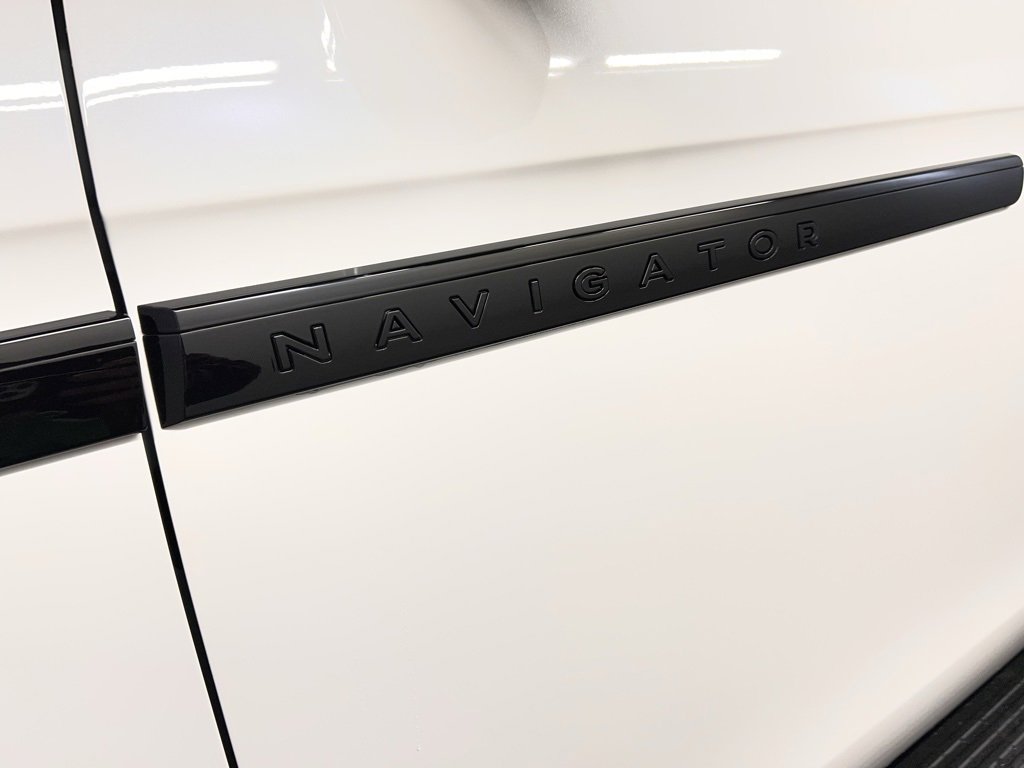 Used 2025 Lincoln Navigator Reserve w/ Jet Appearance Package image 47