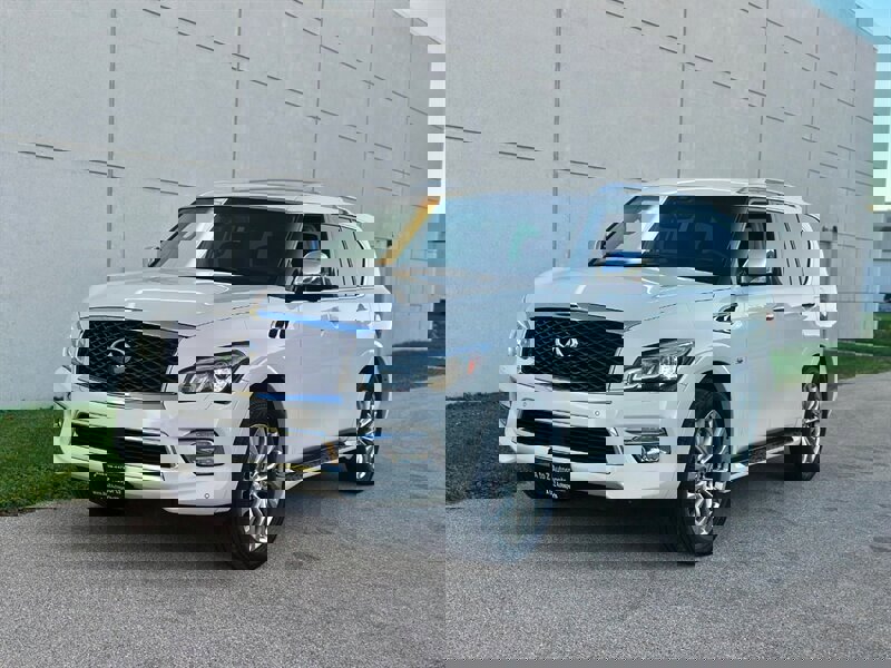 Used 2017 INFINITI QX80 4WD w/ Deluxe Technology Package image 3