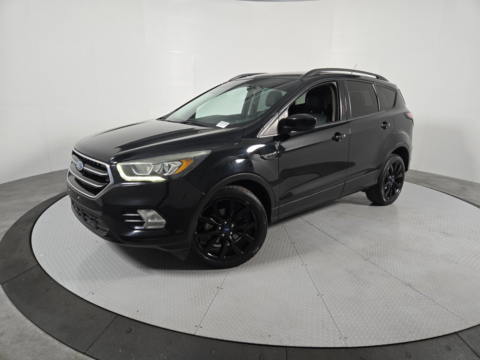Used 2017 Ford Escape SE w/ Equipment Group 201A FWD image 1