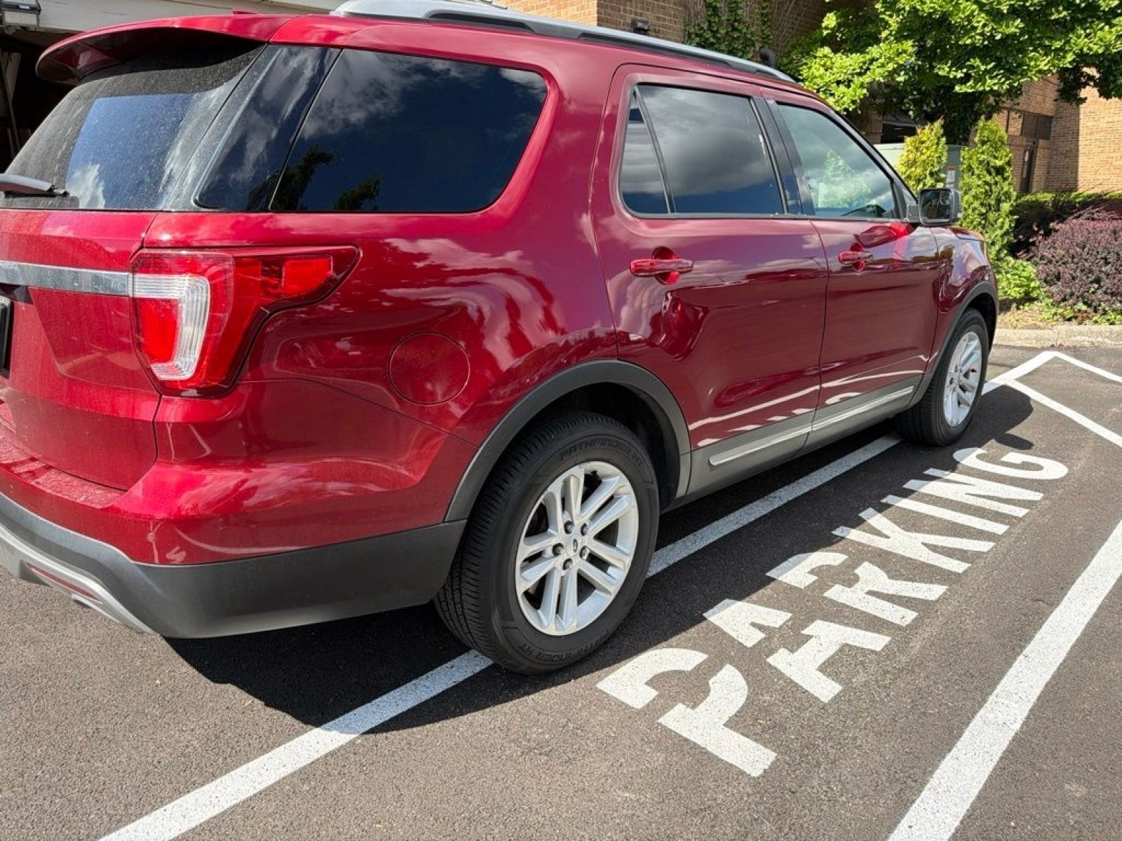 Used 2017 Ford Explorer XLT w/ Equipment Group 202A FWD image 7