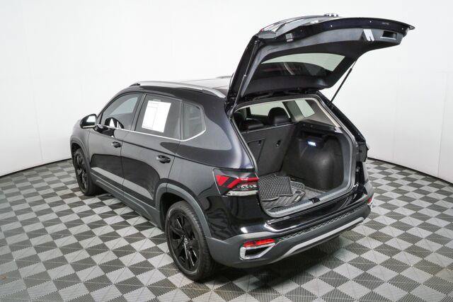 Used 2025 Volkswagen Taos SE w/ Panoramic Sunroof Package FWD image 27