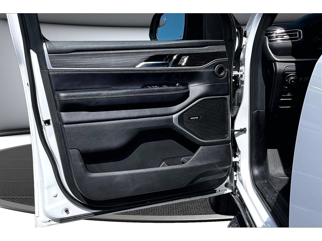 Certified 2024 Jeep Wagoneer Series II AWD/4WD image 32