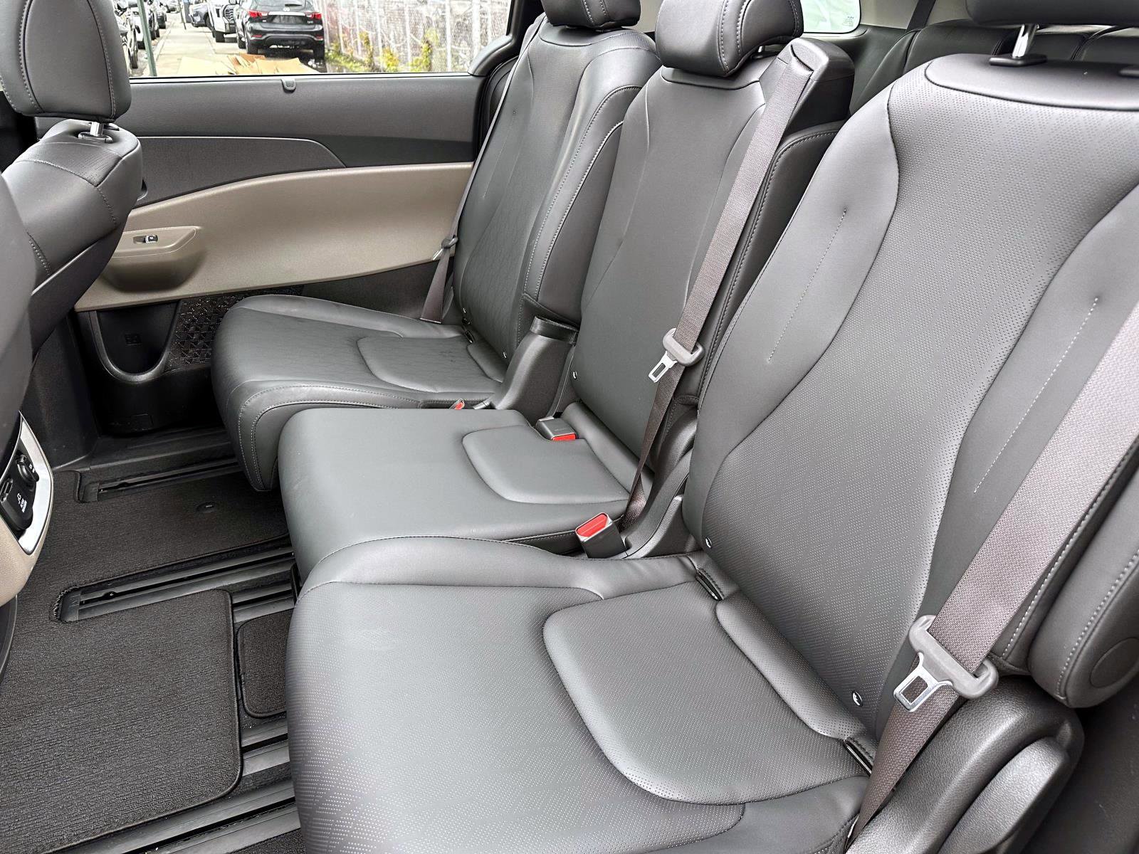 Used 2025 Kia Carnival SX FWD image 16