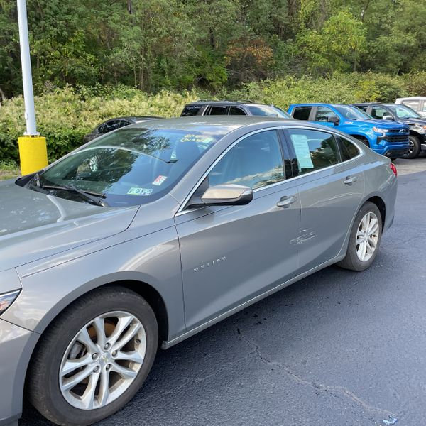 Used 2018 Chevrolet Malibu LT image 2