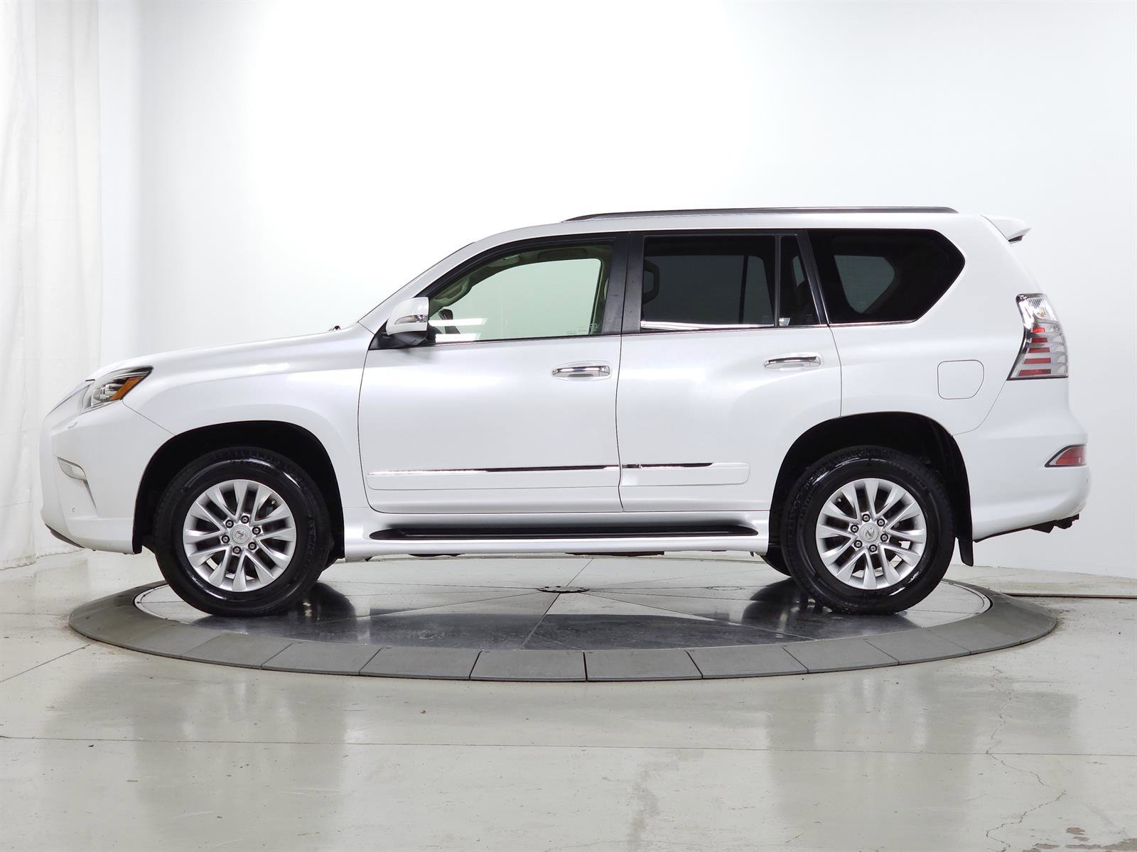 Used 2014 Lexus GX 460 w/ Premium Package AWD/4WD image 4