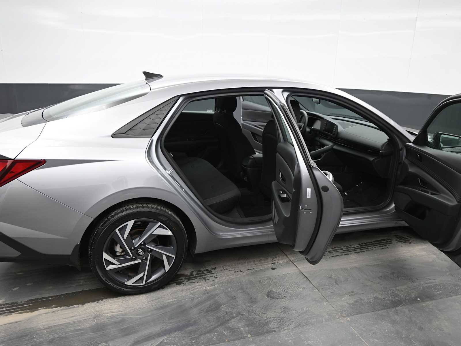 Certified 2025 Hyundai Elantra Sport image 27