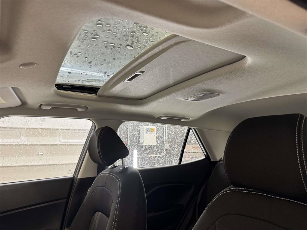 Used 2024 Hyundai Venue SEL image 17