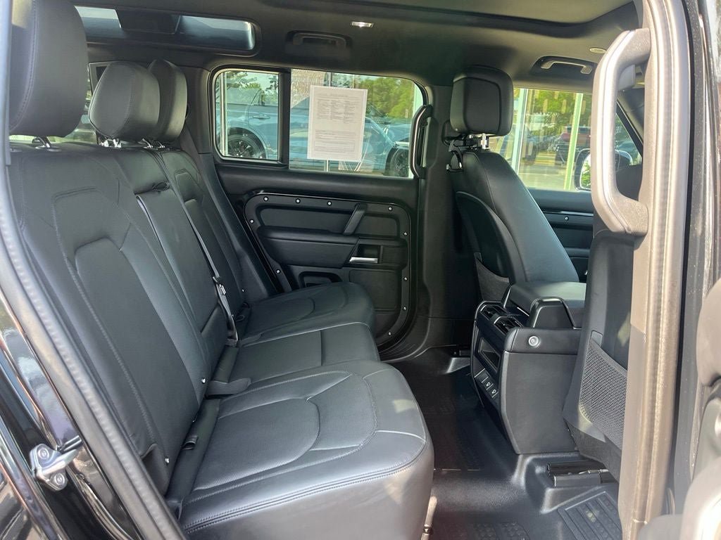 Used 2025 Land Rover Defender 110 X-Dynamic SE AWD/4WD image 17