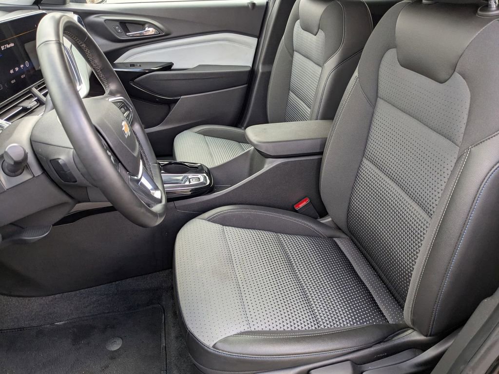 Used 2025 Chevrolet Trax LT w/ LT Convenience Package image 15