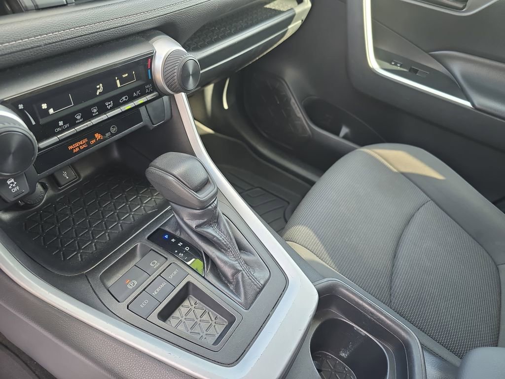 Used 2020 Toyota RAV4 LE FWD image 20